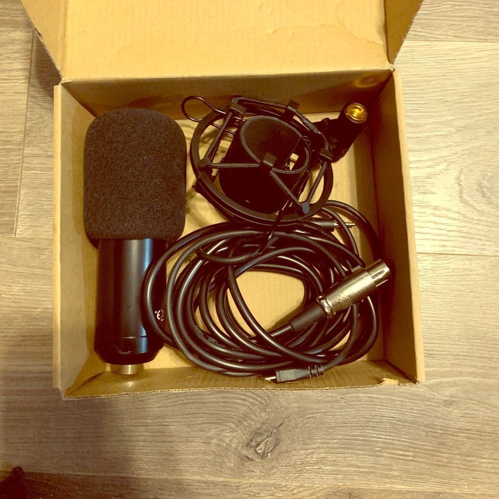 Non used mic comes with everything